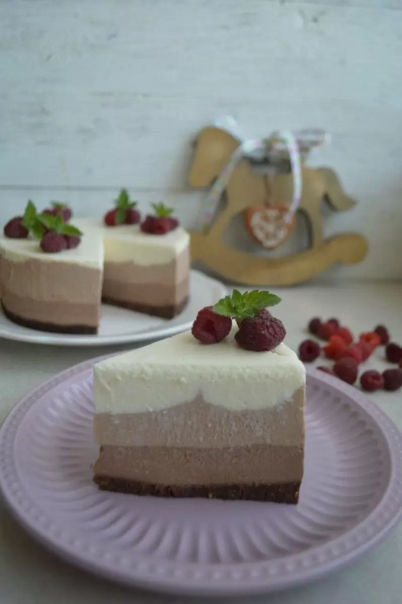 Летний десерт без выпечки: торт «Три шоколада»