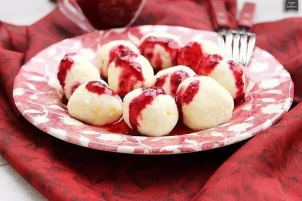 Творожные шарики с ягодным соусом: как приготовить на завтрак