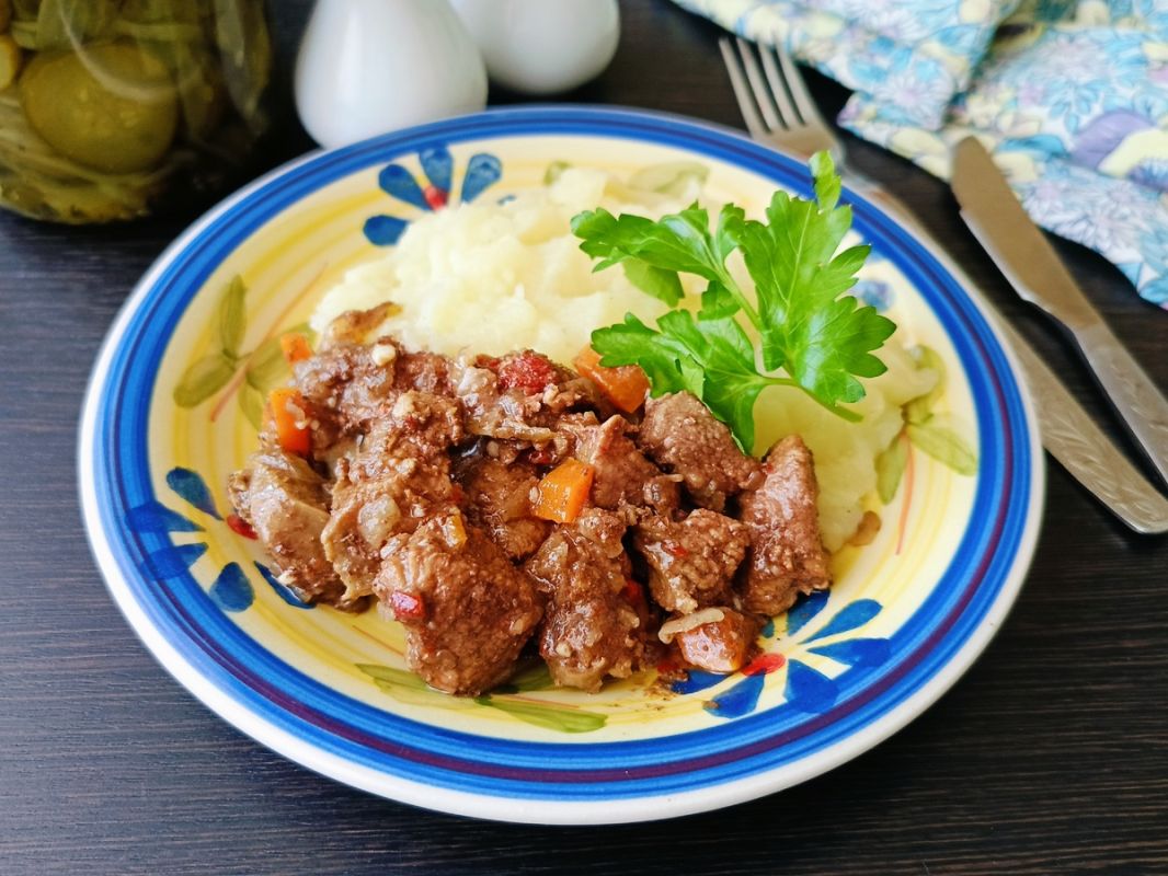 Тушеная оленина с овощами: простое и вкусное решение для гурманов
