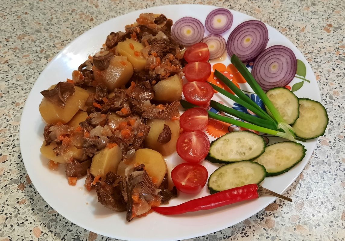Сытное картофельное рагу с лисичками для постного стола