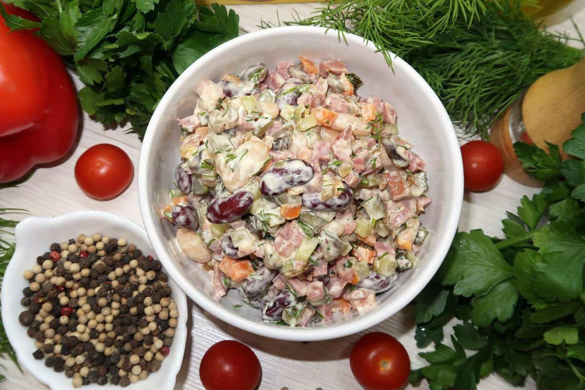 Как приготовить салат Краковский с колбасой и фасолью: быстрый рецепт