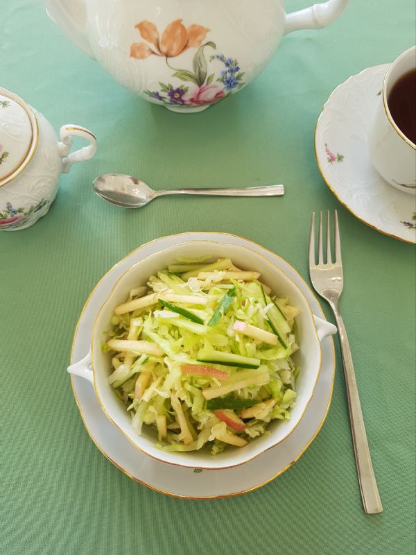 Свежий салат из капусты с яблоком и огурцом: легкость и вкус в одной тарелке