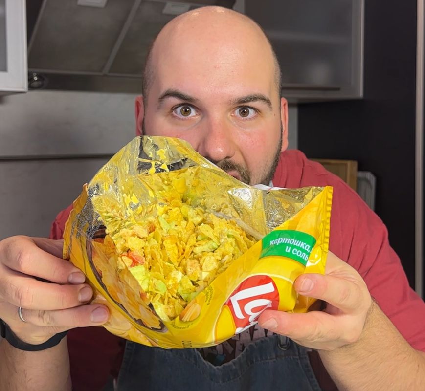 Необычный салат в упаковке чипсов: быстрый и вкусный ужин