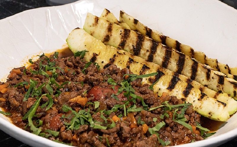 Освежите классическое болоньезе: новый рецепт с кабачками без пасты